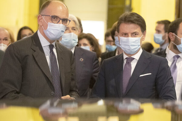 Letta e Conte si giurano amore eterno, ha vinto Grillo Letta e Conte si giurano amore eterno, ha vinto Grillo