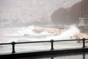 MALTEMPO PIOGGIA BATTENTE E MARE IN TEMPESTA NEL GOLFO DI NAPOLI