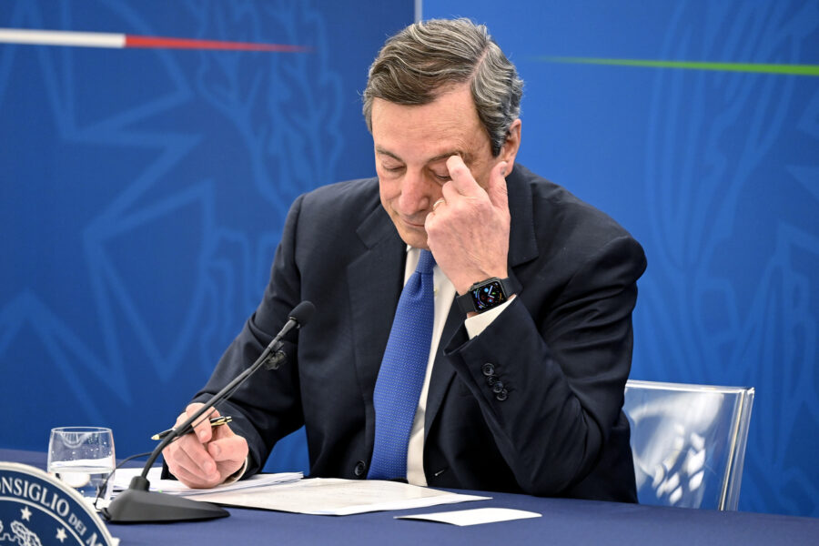 Draghi e gli psicologi 35enni da non vaccinare, l’errore del premier che dimentica il ‘suo’ decreto