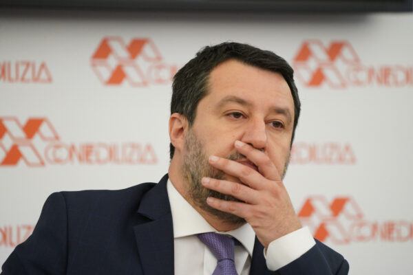 “Ha l’ansia da prestazione”, Salvini in difficoltà su tre fronti: nella Lega, con la Meloni e nel governo