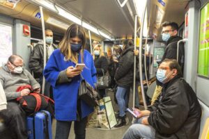 COVID 19 SITUAZIONE METRO GIALLA M3 PENDOLARI PASSEGGERI METROPOLITANA TRASPORTO PUBBLICO