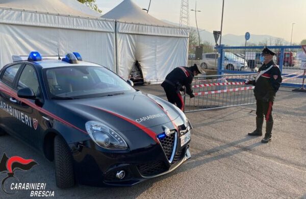 Molotov contro il centro vaccinale di Brescia: secondo attacco dopo quello all’ISS