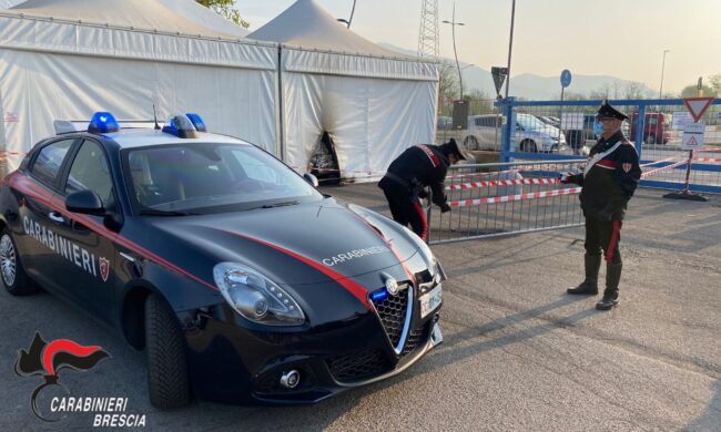 Molotov contro il centro vaccinale di Brescia: secondo attacco dopo quello all’ISS