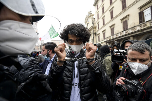 MANIFESTAZIONE NON AUTORIZZATA IO APRO LAVORATORI RISTORAZIONE RISTORATORI MANIFESTANTI PARTITA IVA PARTITE IVA MANIFESTANTE IN MANETTE, MOHAMED “MOMI” EL HAWI