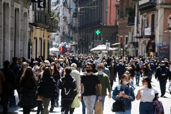 Napoli è “libera tutti” nell’ultimo weekend in zona arancione: folla e traffico in tilt in tutta la città