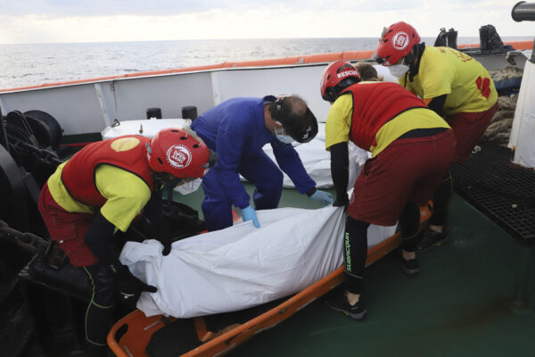 Nel Mediterraneo ennesima strage annunciata di migranti: 130 morti al largo della Libia