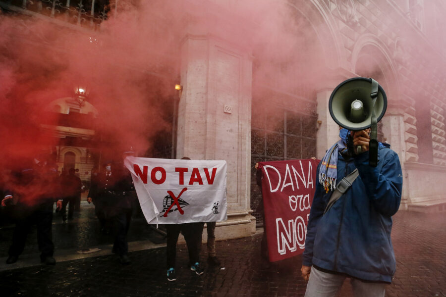 Arresti in Francia sono un messaggio contro No Tav e operai della logistica