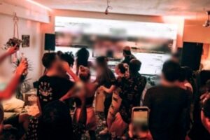 Festa clandestina in un bed&breakfast nel centro di Napoli, 17 ragazzi scoperti senza mascherina a fare baldoria