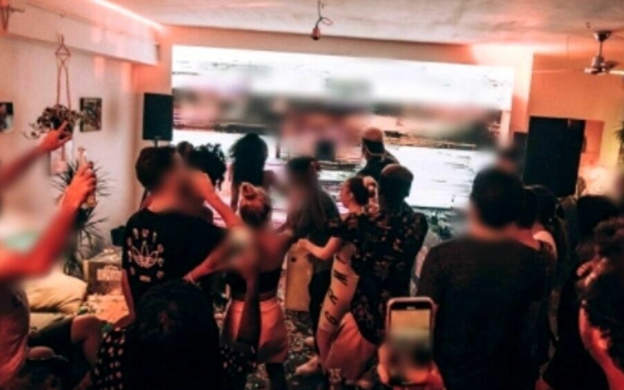 Festa clandestina in un bed&breakfast nel centro di Napoli, 17 ragazzi scoperti senza mascherina a fare baldoria