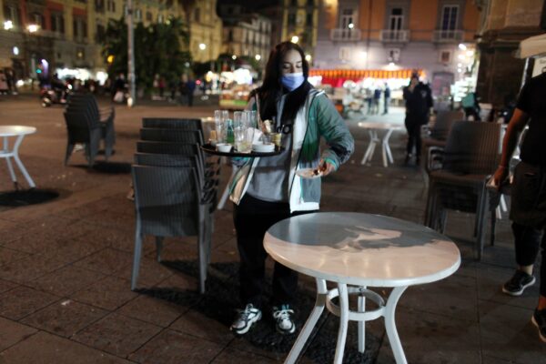 LOCALE LOCALI CHIUDE CHIUDONO IN PIAZZA DANTE CRISI DELLA RISTORAZIONE CAMERIERA CAMERIERE