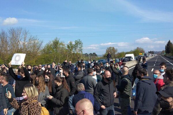 Autostrada A1 paralizzata dai ristoratori, manifestante investito da un’auto che forza il blocco