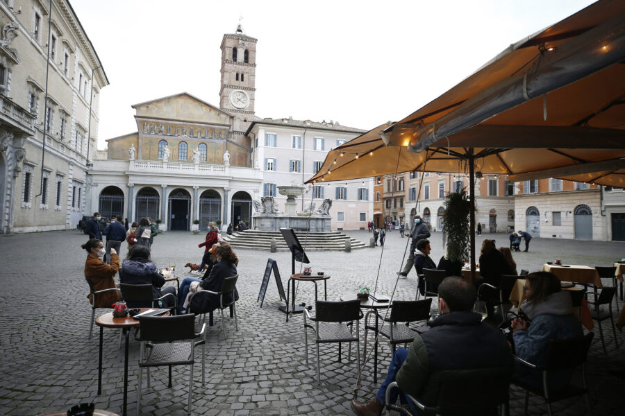 Cosa desiderano i cittadini campani: cenare al ristorante e vaccinarsi
