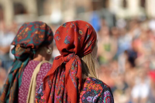 I rom chiedono solo una cosa: il vento per scavalcare i muri dell’egoismo