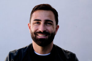 Rosario Miraggio si racconta: “Sono un cantante orgoglioso di essere napoletano”