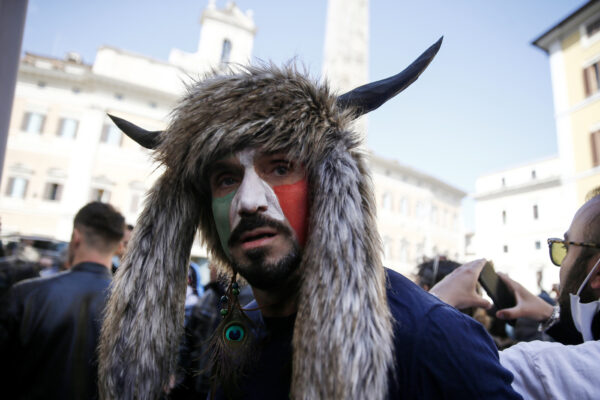 Chi è Hermes Ferrari, lo ‘Sciamano’ italiano delle proteste davanti Montecitorio