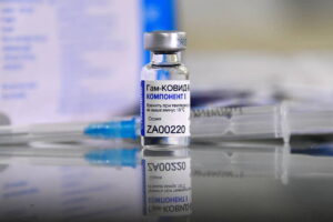 Sputnik bocciato in Brasile, nel vaccino russo l’adenovirus riesce a replicarsi: imbarazzo per i “tifosi” italiani