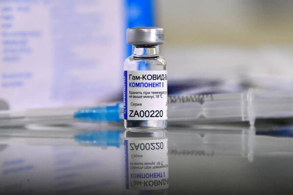 Sputnik bocciato in Brasile, nel vaccino russo l’adenovirus riesce a replicarsi: imbarazzo per i “tifosi” italiani