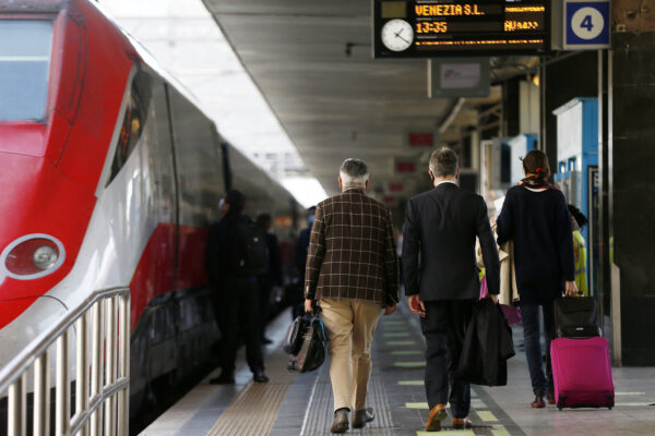 Cos’è il ‘green pass’, la certificazione per gli spostamenti tra regioni: come funzionano i tre modelli