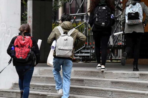 15enne del liceo scientifico di Reggio Calabria accoltella compagno di classe dopo un litigio: colpi alla spalla e al fianco