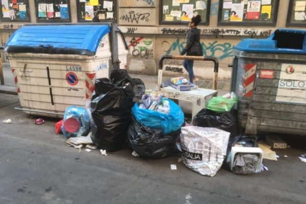 La tasse sui rifiuti strangola gli imprenditori, a Napoli si paga il doppio rispetto al Nord