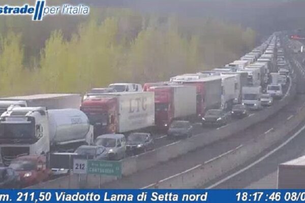 Maxi schianto in autostrada, carambola tra due auto e tre camion sull’A1: cinque feriti e traffico impazzito
