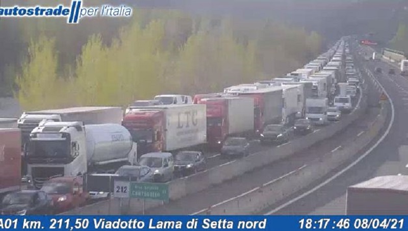 Maxi schianto in autostrada, carambola tra due auto e tre camion sull’A1: cinque feriti e traffico impazzito