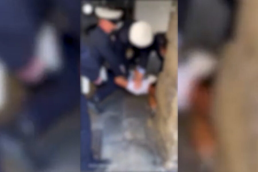 Non indossa la mascherina in bici, ragazzo nero bloccato a terra da 5 agenti: “Mi state umiliando”