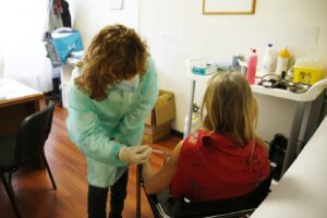 Vaccino in azienda, come funziona l’accordo per somministrare le dosi ai dipendenti Vaccino in azienda, come funziona l’accordo per somministrare le dosi ai dipendenti