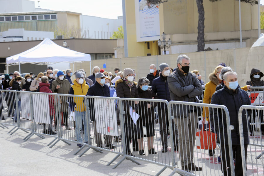 CENTRO VACCINALE  HUB FIERA DEL LEVANTE, VACCINO ANTI COVID 19, CORONAVIRUS,VACCINI, VACCINAZIONE, VACCINAZIONI, FILA, FILE, TRANSENNE, ASSEMBRAMENTI