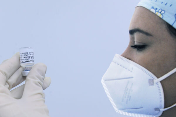 HUB NUOVA FIERA DEL LEVANTE CAMPAGNA VACCINALE OVER OTTANTA, VACCINI VACCINO ANTI COVID 19, CORONAVIRUS, VACCINAZIONE, VACCINAZIONI, FIALA, COMIRNATY, PFIZER BIONTECH HUB NUOVA FIERA DEL LEVANTE CAMPAGNA VACCINALE OVER OTTANTA, VACCINI VACCINO ANTI COVID 19, CORONAVIRUS, VACCINAZIONE, VACCINAZIONI, FIALA, COMIRNATY, PFIZER BIONTECH