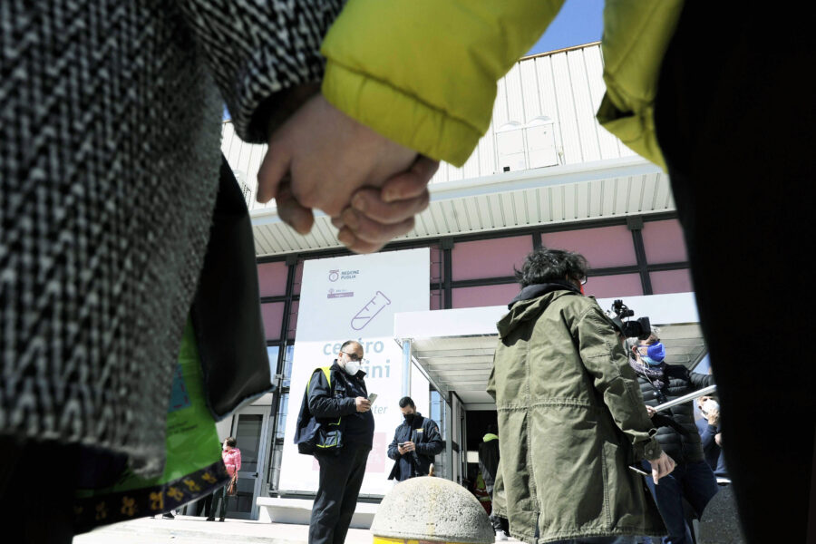 FIERA DEL LEVANTE  HUB VACCINAZIONI VACCINI, VACCINO ANTI COVID 19, CORONAVIRUS, VACCINAZIONE, FILA, FILE