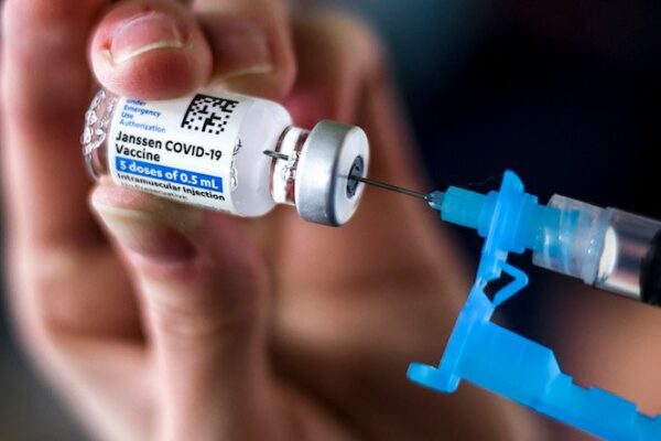 Gli Usa riprendono le vaccinazioni con Johnson&Johnson: “I benefici superano i rischi”