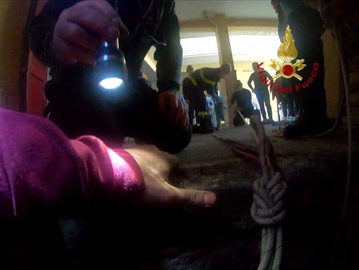Cade in un pozzo di 10 metri, 20enne salvata dopo ore di terrore al buio