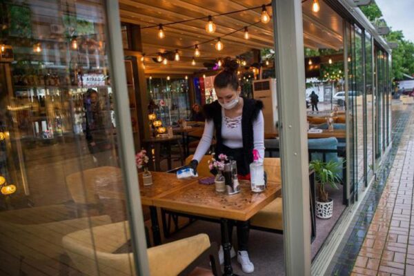 Coprifuoco e riaperture, il piano Draghi: ‘serrata’ alle 23 da mercoledì, centri commerciali aperti nel week end, ok ristoranti al chiuso a pranzo e a cena