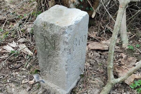 Sposta una pietra e modifica i confini tra Francia e Belgio: il gesto inconsapevole del contadino Sposta una pietra e modifica i confini tra Francia e Belgio: il gesto inconsapevole del contadino