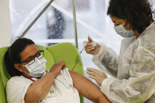 Obbligo vaccinale, si riaccendono le polemiche: Curcio (Protezione civile) e Abrignani (Cts) in pressing “per fermare l’epidemia”