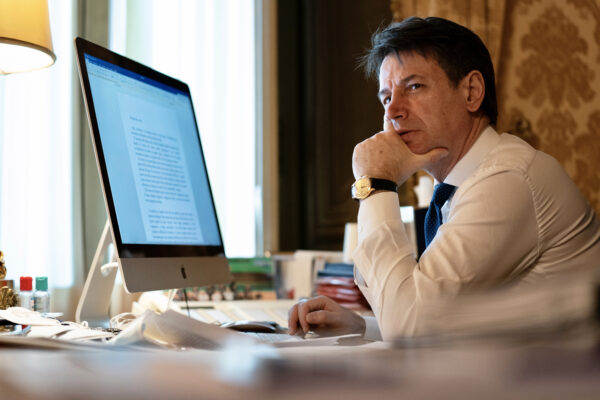 Il suicidio del Movimento 5 Stelle, così Conte rischia di perdere il consenso che gli è rimasto Il suicidio del Movimento 5 Stelle, così Conte rischia di perdere il consenso che gli è rimasto