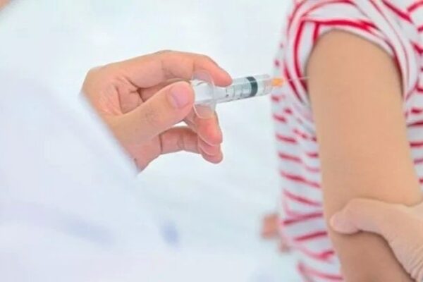 Effetti collaterali del vaccino sugli adolescenti: i primi risultati dei test di Moderna e J&J