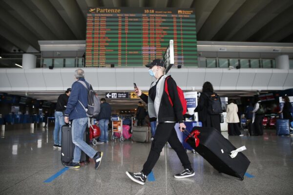 Viaggi solo nei paraggi, il monito dell’Oms: “Meglio evitare spostamenti internazionali”