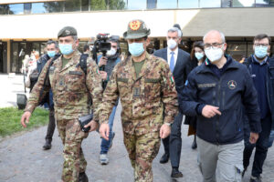 Figliuolo e le tappe della vaccinazione: “Dosi ai giovani in vacanza e a scuola, over 30 senza prenotazione”