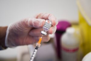 Riceve sei dosi di vaccino Pfizer per sbaglio, la reazione di Virginia: “Ho paura, mi fa male tutto”