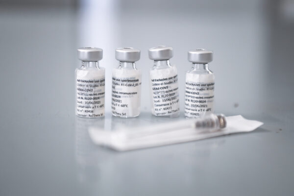 La Corte dei Conti blocca i fondi pubblici al vaccino italiano ReiThera: bocciato il piano Arcuri-Conte