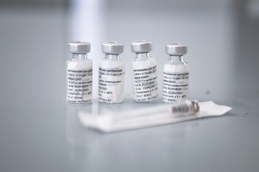 La Corte dei Conti blocca i fondi pubblici al vaccino italiano ReiThera: bocciato il piano Arcuri-Conte