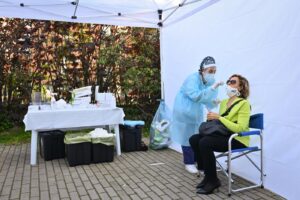 Coronavirus, scendono ancora ricoveri e terapie intensive: positività all’1,7%