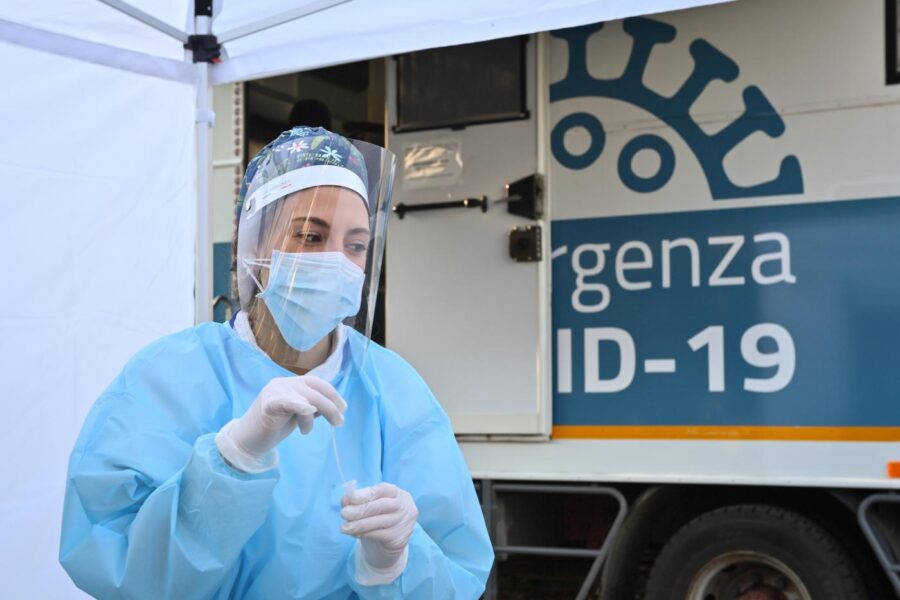 Coronavirus, oltre 10mila casi e 207 morti: il tasso di positività scende al 3,28%