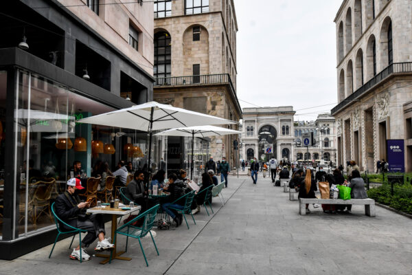 Foto LaPresse – Claudio Furlan
26 aprile 2021 – Milano (Italia) 
News 
Primo giorno di riapertura in zona gialla per i ristoranti del centro di Milano

Photo LaPresse – Claudio Furlan
26 April 2021 – Milano (Italy)
First day of reopening in the yellow zone for the restaurants in the center of Milan