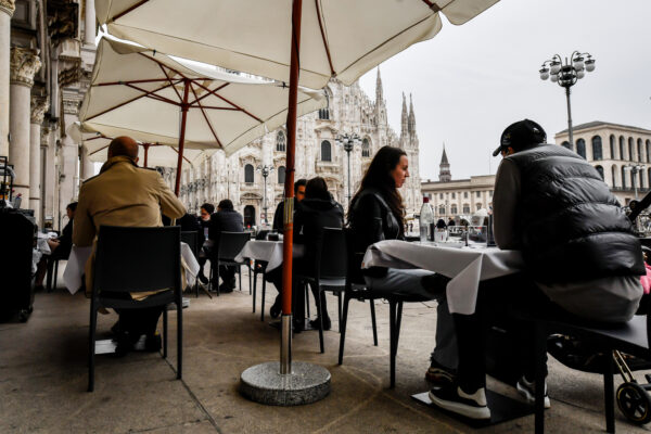 Foto LaPresse – Claudio Furlan
26 aprile 2021 – Milano (Italia) 
News 
Primo giorno di riapertura in zona gialla per i ristoranti del centro di Milano

Photo LaPresse – Claudio Furlan
26 April 2021 – Milano (Italy)
First day of reopening in the yellow zone for the restaurants in the center of Milan