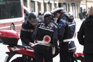 Foto Michele Nucci/LaPresse 
27 Aprile 2021 Bologna, Italia – generiche archivio – nella foto: Vigili Urbani polizia municipale locale controlli di routine in centro storico

Photo Michele Nucci/LaPresse – Bologna, Italy April 27, 2021 – generic image archive – Local municipal police routinely checks in the historic center