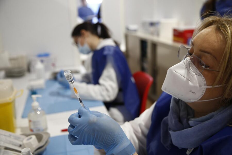 Vaccini nelle farmacie: chi potrà accedere al servizio, da quando, a quali farmaci