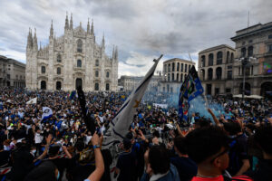 Foto LaPresse – Claudio Furlan
02 Maggio 2021 – Milano (Italia) 
Sport Calcio
Inter Campione d’Italia 2021. E’ il diciannovesimo scudetto.
Nella foto: festa scudetto dei tifosi dell’ Inter in Piazza Duomo per la vittoria del campionato di Serie A

Photo LaPresse – Claudio Furlan
02 May 2021 – Milano (Italy)
Sport Soccer
Nerazzurri celebrating winning their Serie A title in Milan’s Piazza del Duomo.
In the pic: Scudetto celebrations in Piazza del Duomo
